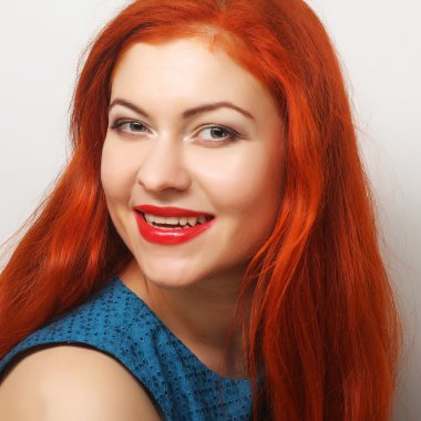 Gülümseyen güzel bir kadın.