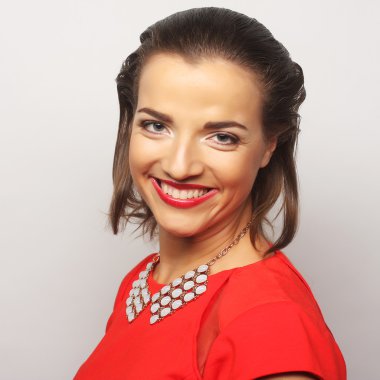 Kırmızı elbiseli genç mutlu kadın