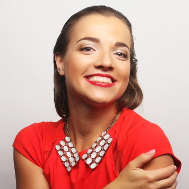 Kırmızı elbiseli genç mutlu kadın