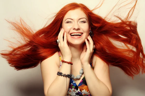 Счастливая женщина с длинными рыжими волосами — стоковое фото