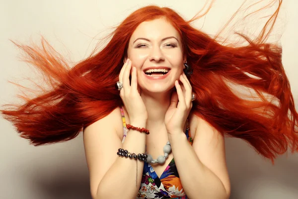 Mujer feliz con el pelo rojo largo que fluye — Foto de Stock