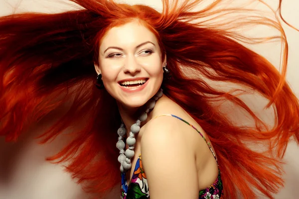 Ευτυχισμένη γυναίκα με μεγάλη ροή κόκκινα μαλλιά — Φωτογραφία Αρχείου