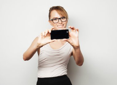 Cep telefonu tutan iş kadını