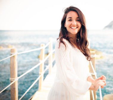 Deniz kenarında köprüde kadın