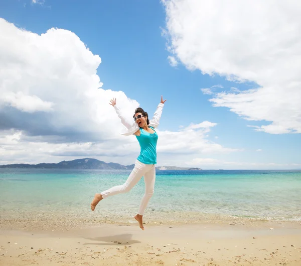 Glückliches Mädchen springt auf den Strand — Stockfoto