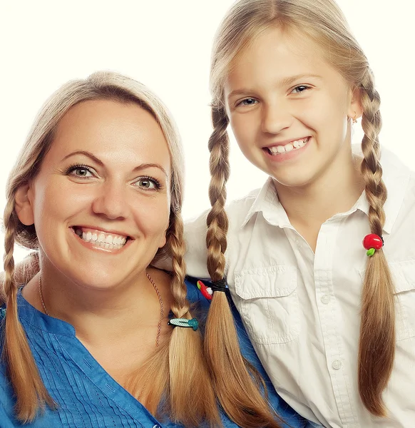 Porträtt av en glad mor och hennes dotter ler mot kom — Stockfoto