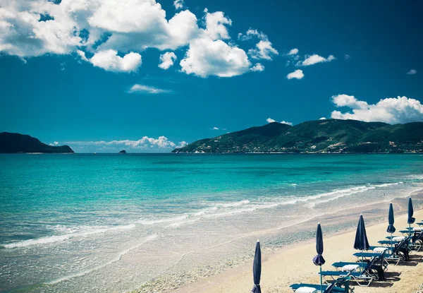 Sunchairs with  umbrellas on beautiful  beach — Stock Photo, Image