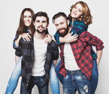 Bir grup genç insan zamanlarharicinde veren