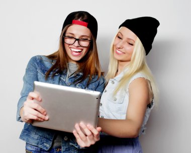 bir tablet ile kendi kendine portre çekici kızlar