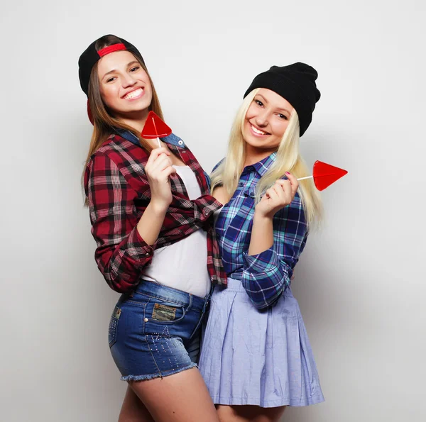 Due giovani belle ragazze hipster — Foto Stock