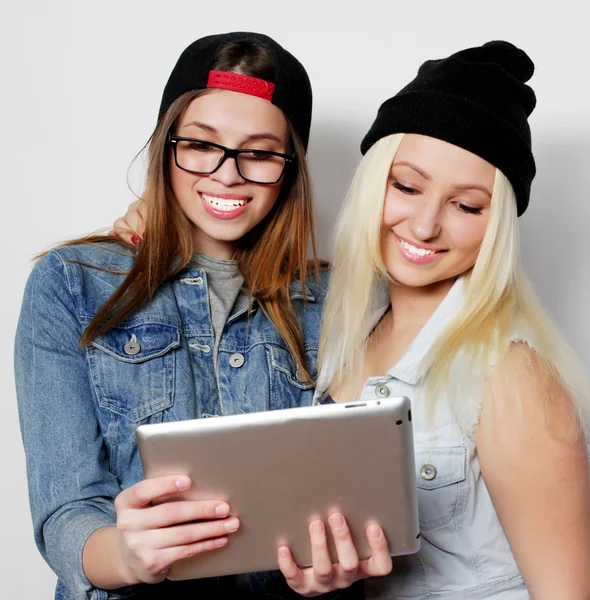 Girls taking a self portrait with a tablet — Stock Photo, Image