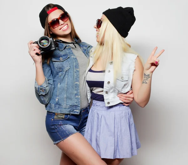 Duas meninas com câmeras em estilo hipster — Fotografia de Stock