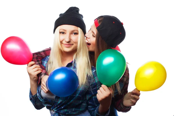 Hipster flickorna ler och håller färgade ballonger — Stockfoto