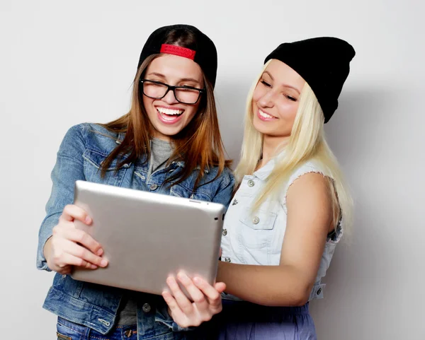 Meninas fazendo um auto-retrato com um tablet — Fotografia de Stock