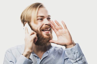 cep telefonunuzda konuşan genç adam