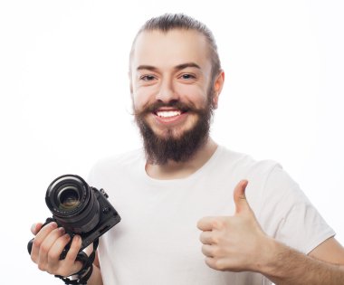 Genç fotoğrafçı ile dijital fotoğraf makinesi.