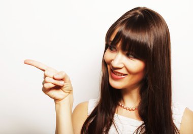 Parmağını kaldırmış genç bir kadın.