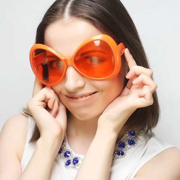 Mujer feliz joven con grandes gafas de sol naranjas —  Fotos de Stock