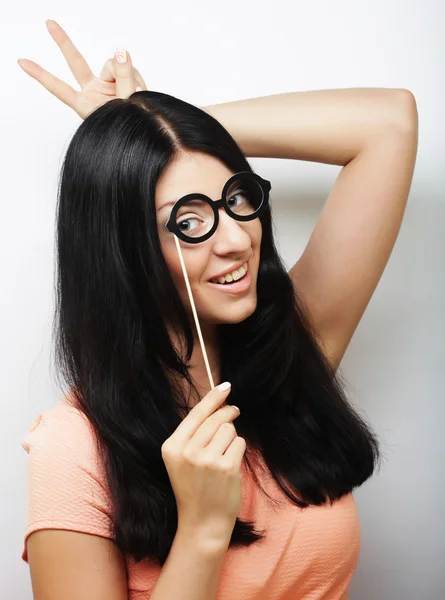 Imagen de fiesta. Mujeres jóvenes juguetonas sosteniendo unas gafas de fiesta . —  Fotos de Stock