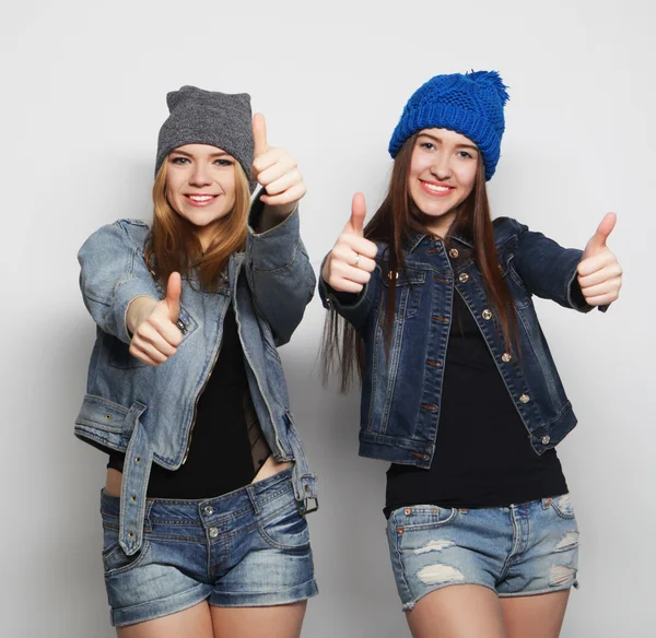 Deux jeunes filles hipster amis debout ensemble — Photo