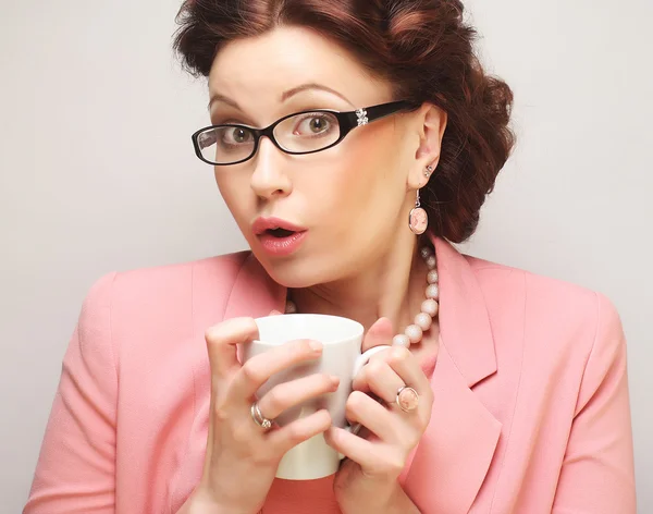 Giovane donna d'affari che fa una pausa caffè — Foto Stock