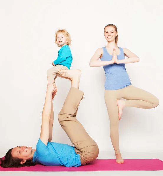 Mother, father and son doing yoga — Stock Photo, Image