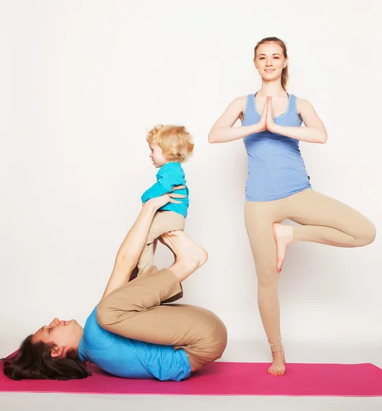 Matka, ojciec i syn robi joga — Zdjęcie stockowe