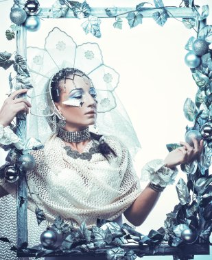 Kış güzeli kadın. Tatil makyajı.