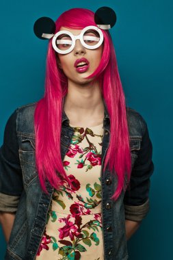 Pembe saçlı güzel manken