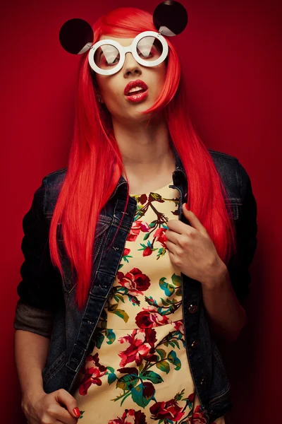 Красивая женщина с рыжими волосами — стоковое фото