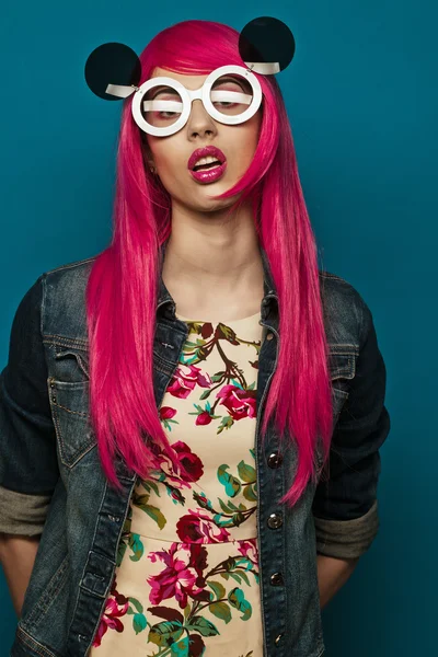 ピンクの髪を持つ美しいファッションモデル — ストック写真