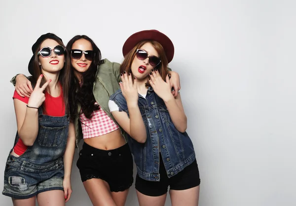 Przyjaciele trzy stylowe hipster sexy dziewczyny. — Zdjęcie stockowe