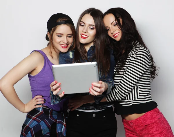 Meninas amigas tomando selfie com tablet digital — Fotografia de Stock