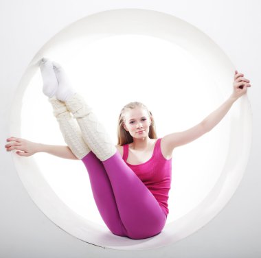 Sportif kadın pembe daire içinde poz