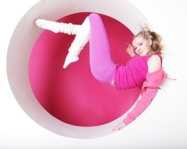 Sportif kadın pembe daire içinde poz