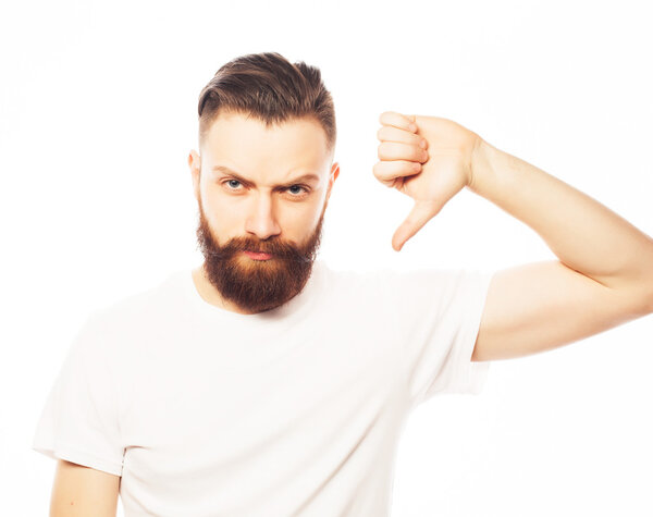 молодой человек делает плохой сигнал
