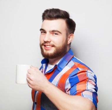 bir fincan kahve ile genç sakallı adam