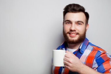 bir fincan kahve ile genç sakallı adam