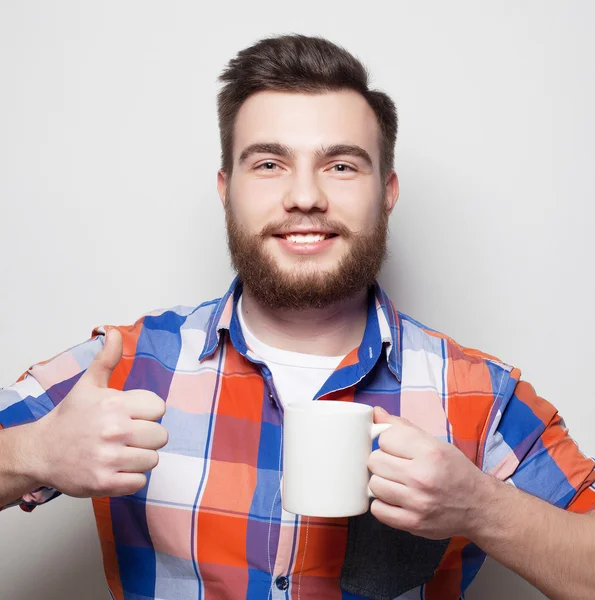 Homem com uma xícara de café — Fotografia de Stock