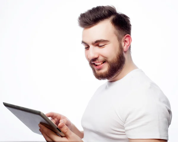 Jonge man met behulp van een tablet computer — Stockfoto