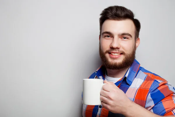 Jovem barbudo homem com uma xícara de café — Fotografia de Stock