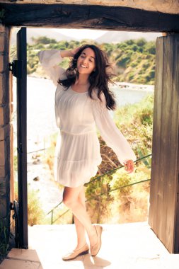 Beyaz elbiseli genç esmer kadın.