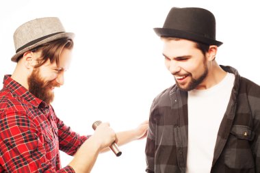 genç erkek şarkı mikrofon ile