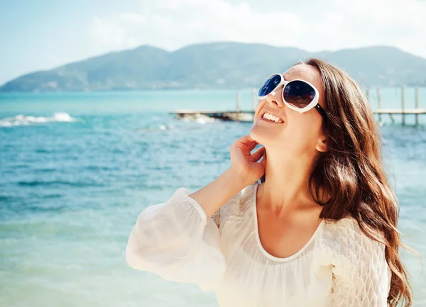 Glückliche Frau im weißen Sommerkleid am Strand. — Stockfoto