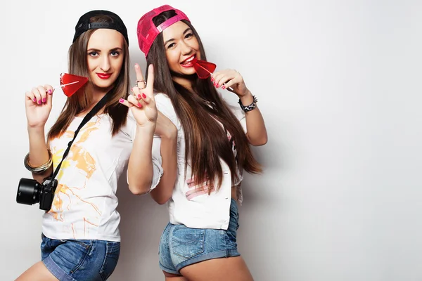 Zwei junge hübsche Hipster-Mädchen — Stockfoto