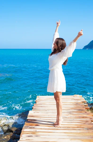 Frau auf der Brücke am Meer — Stockfoto