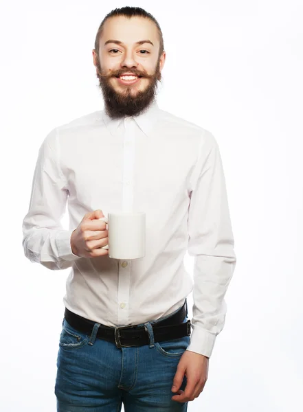 Junger Mann trinkt eine Tasse Kaffee — Stockfoto