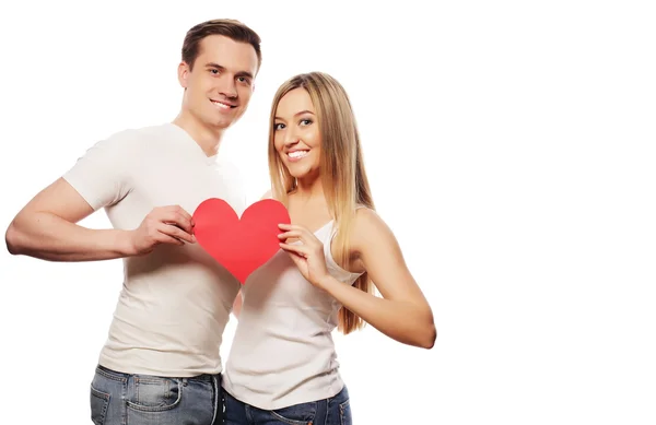 Casal feliz no amor segurando coração vermelho — Fotografia de Stock