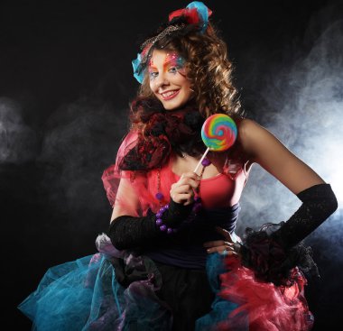 Yaratıcı makyajlı kız lolipop tutuyor.