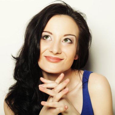 Gülümseyen esmer portreyi kapat.